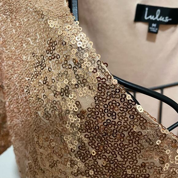 LULU’s Sequined Mini Dress SIZE MEDIUM Peach Short Sleeve V-Neck Cocktail Dress - Picture 5 of 8